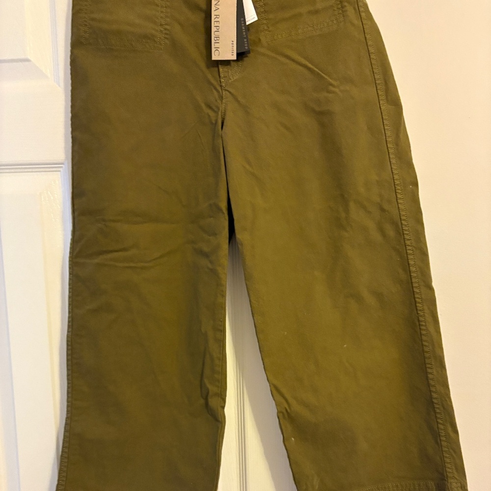 OLIVE GREEN GAUCHOS - Banana Republic.  4 petite.